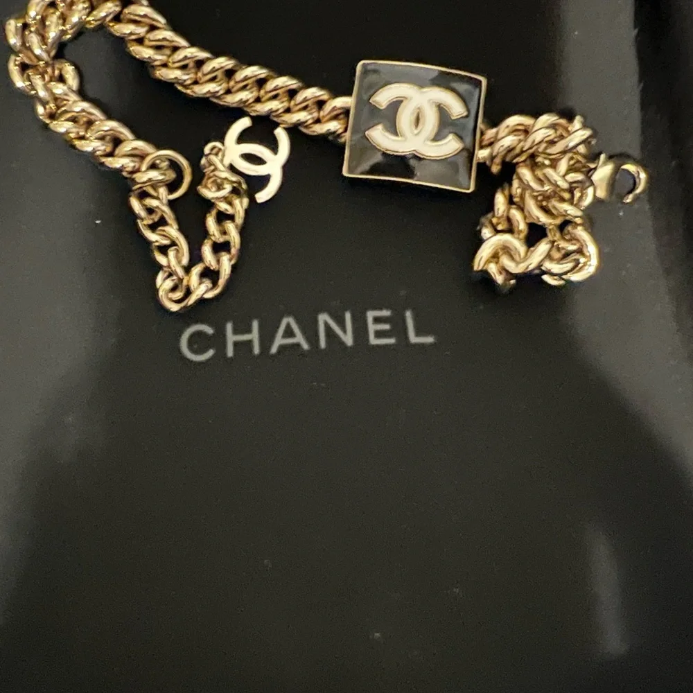 CHANEL Gold and Black CC Link Necklace - Picture 4 of 4